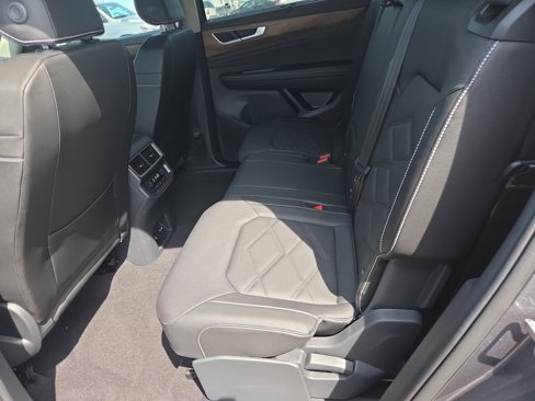 Used 2025 Volkswagen Atlas SE image 7