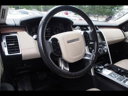 Used 2019 Land Rover Discovery HSE image 22