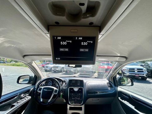 Used 2016 Chrysler Town & Country Touring image 25
