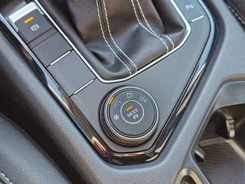 New 2025 Volkswagen Taos SE image 38