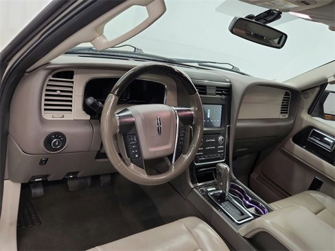 Used 2017 Lincoln Navigator Select image 17
