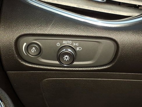 Used 2018 Chevrolet Malibu LT image 16