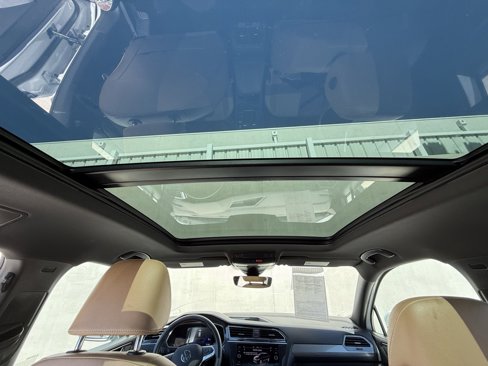 Used 2022 Volkswagen Tiguan SE w/ Panoramic Sunroof Package image 10