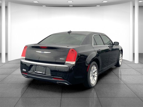 Used 2018 Chrysler 300 Touring L image 7