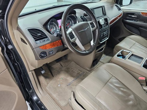 Used 2015 Chrysler Town & Country Touring-L w/ Driver Convenience Group image 24