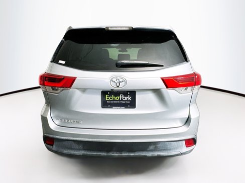 Used 2017 Toyota Highlander LE image 7
