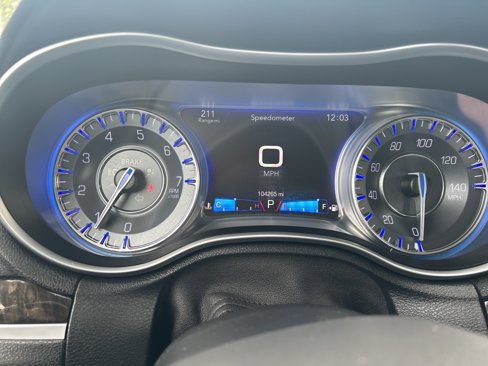Used 2017 Chrysler 300 C image 23