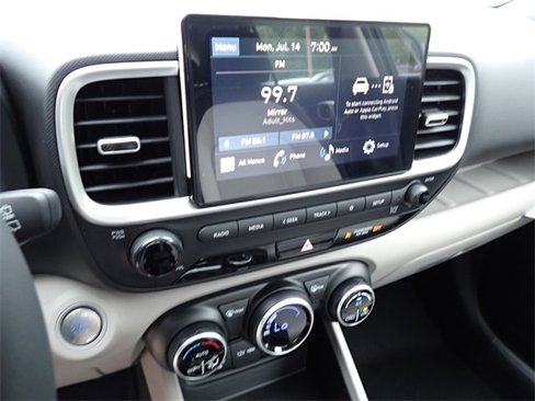 New 2025 Hyundai Venue SEL image 17