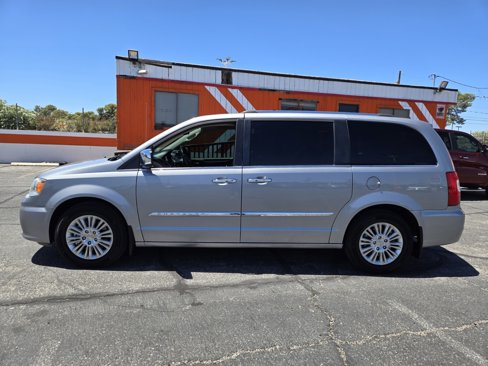 Used 2016 Chrysler Town & Country Limited image 2