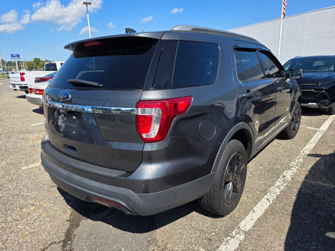 Used 2017 Ford Explorer XLT image 3