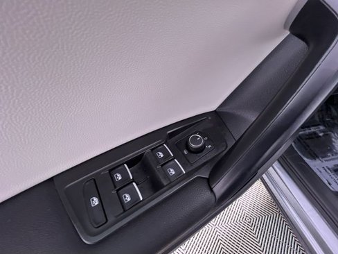 Used 2021 Volkswagen Tiguan SE image 13