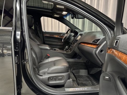 Used 2015 Lincoln MKT AWD image 7