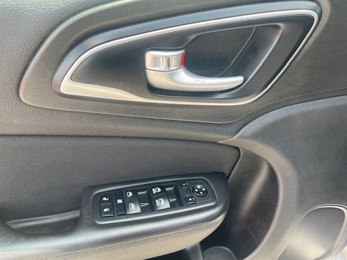 Used 2016 Chrysler 200 Limited image 9