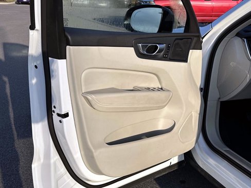 Used 2024 Volvo XC60 B5 Plus image 21