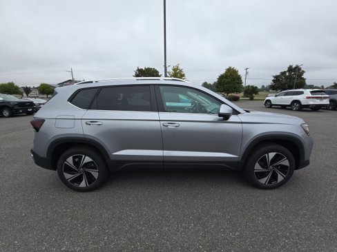 New 2025 Volkswagen Taos SE image 3