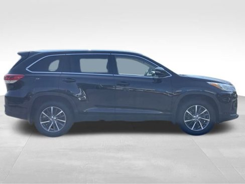 Used 2019 Toyota Highlander XLE w/ Phone Cable & Charge Package image 4