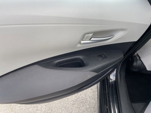 Used 2021 Toyota Corolla LE image 47