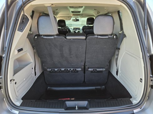Used 2016 Chrysler Town & Country Limited image 12