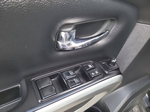 Used 2018 Nissan Titan SV w/ Chrome Package image 14