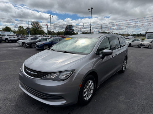 Used 2020 Chrysler Voyager LX image 9