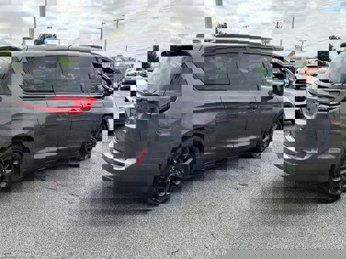 Used 2021 Chrysler Pacifica Touring-L w/ Premium & Safety Sphere Group image 5