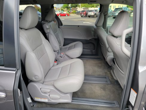 Used 2018 Toyota Sienna XLE image 14