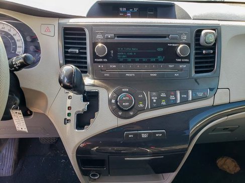 Used 2014 Toyota Sienna SE image 12