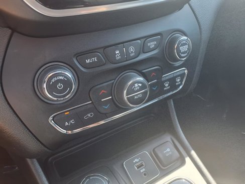 Used 2021 Jeep Cherokee Limited image 17
