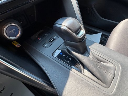 Used 2021 Toyota Venza LE w/ Carpet Mat Package (TMS) image 31