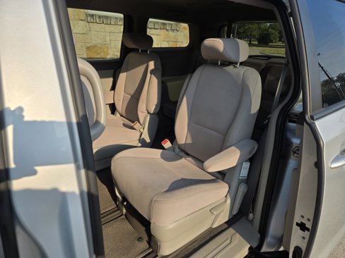 Used 2015 Kia Sedona LX image 6