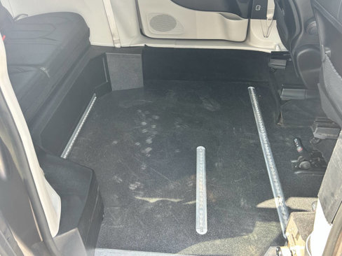 Used 2017 Chrysler Pacifica Touring-L image 4