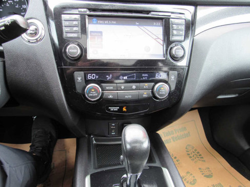 Used 2016 Nissan Rogue SL w/ SL Premium Package image 17