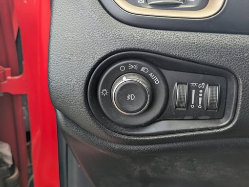 Used 2016 Jeep Renegade Limited image 31