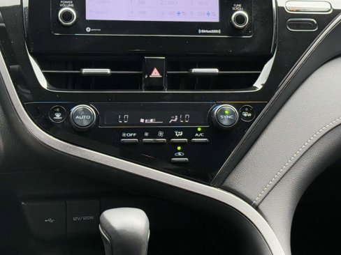 Used 2024 Toyota Camry SE image 18