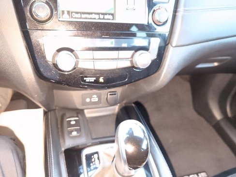 Used 2020 Nissan Rogue SL image 18