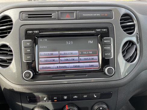 Used 2015 Volkswagen Tiguan SE image 17