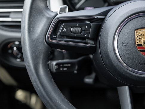 Certified 2022 Porsche Macan image 15