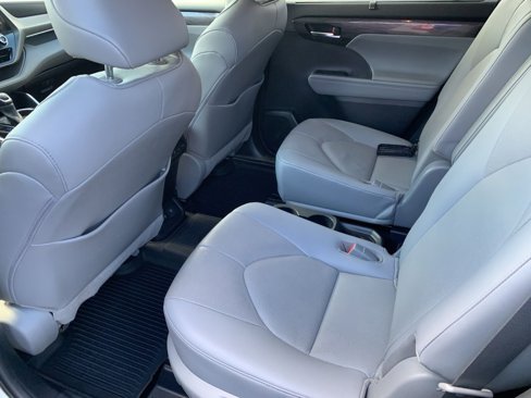 Used 2021 Toyota Highlander Limited image 15