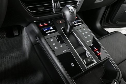 Certified 2025 Porsche Macan image 18