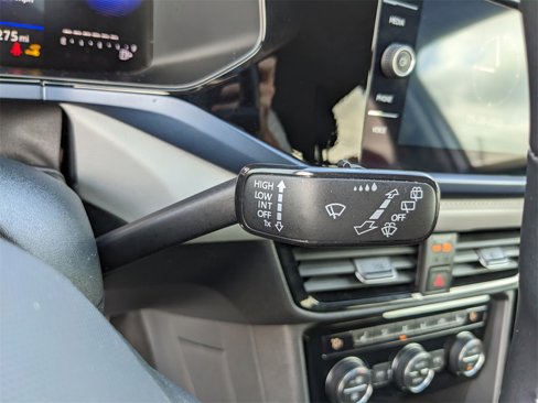 Certified 2024 Volkswagen Taos SE image 32