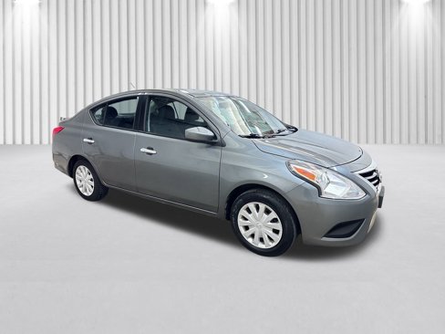 Used 2018 Nissan Versa SV image 2