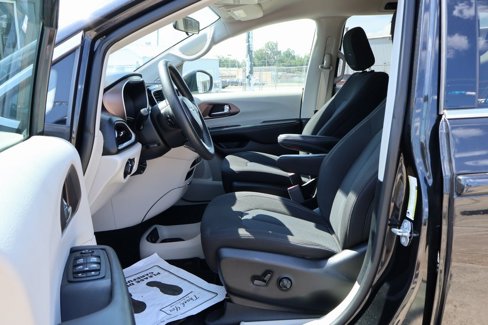 Used 2022 Chrysler Voyager LX image 7