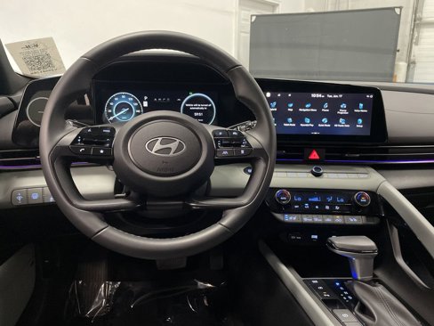 Used 2024 Hyundai Elantra Limited image 5