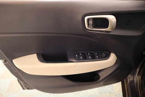 Used 2022 Hyundai Venue Limited image 16