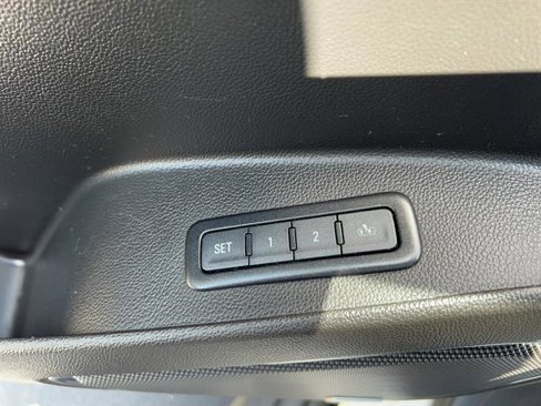 Used 2018 Chevrolet Suburban LT image 16
