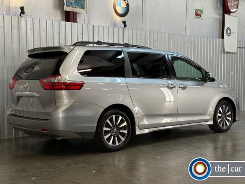 Used 2018 Toyota Sienna Limited Premium image 4