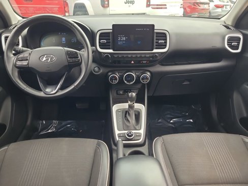 Used 2024 Hyundai Venue Limited image 13