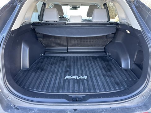 Used 2022 Toyota RAV4 XLE Premium image 14