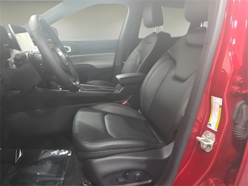 Used 2024 Jeep Compass Latitude image 3