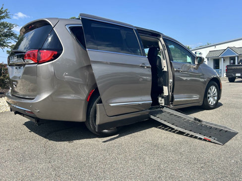 Used 2017 Chrysler Pacifica Touring-L image 3